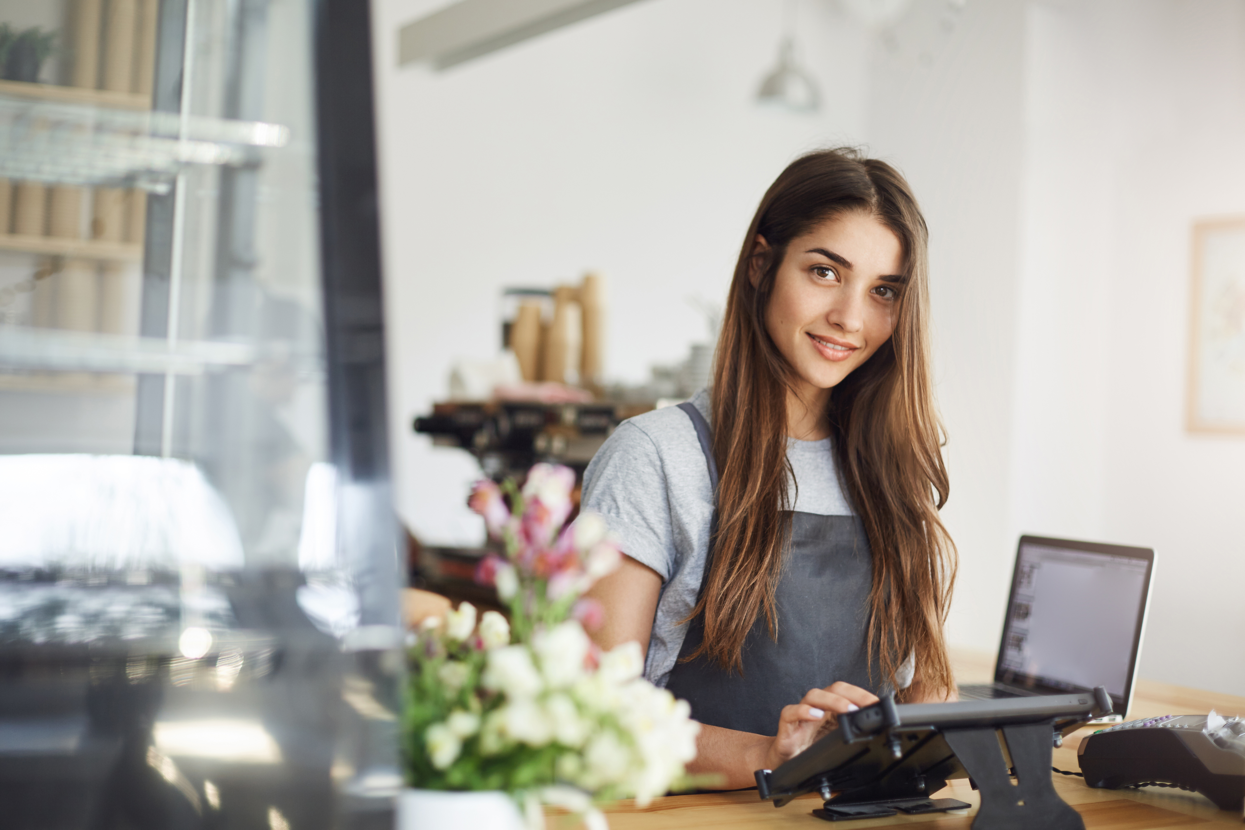 Cameriera che serve nel settore hospitality