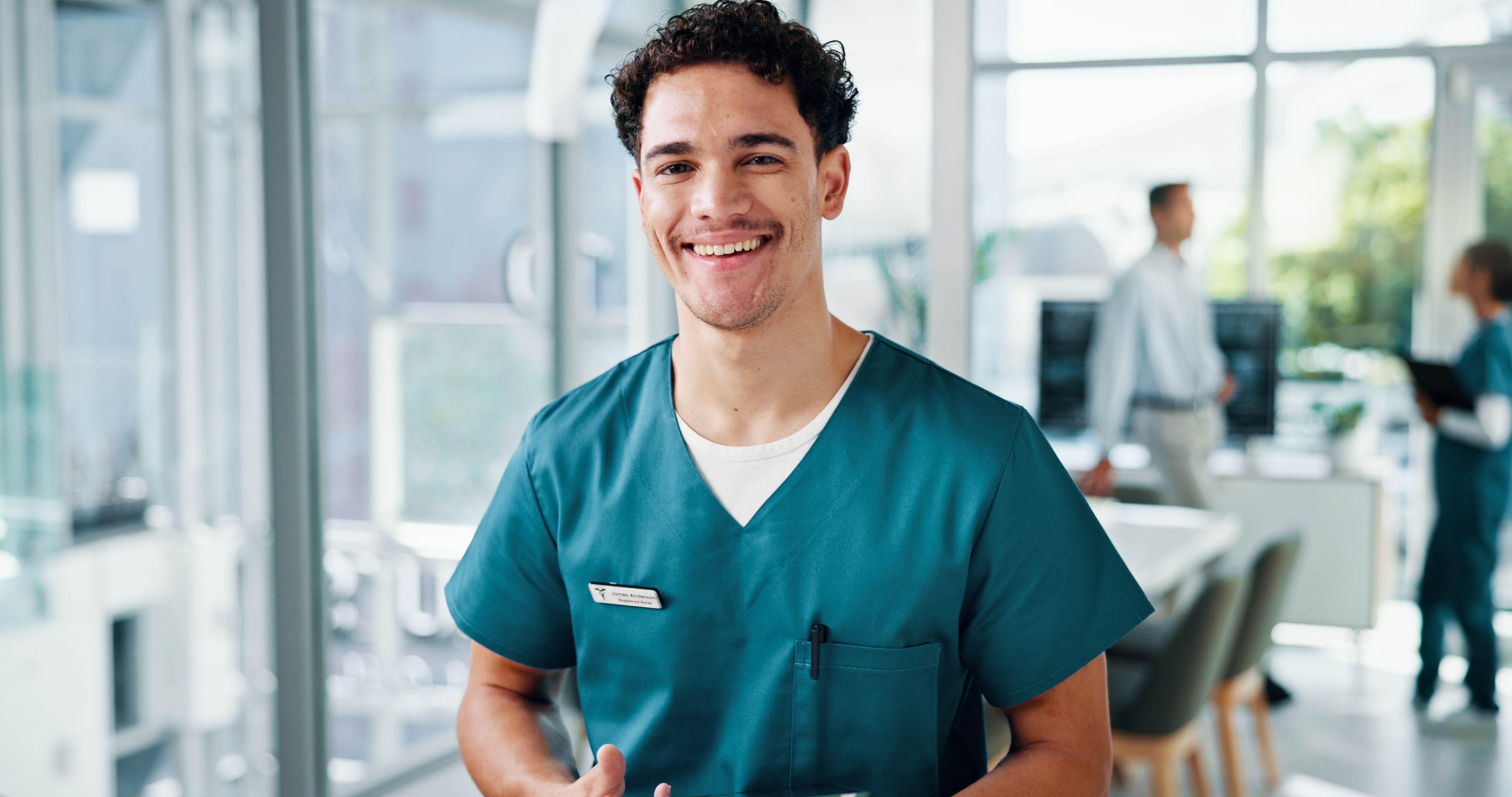 Operatore sanitario sorridente in consultazione