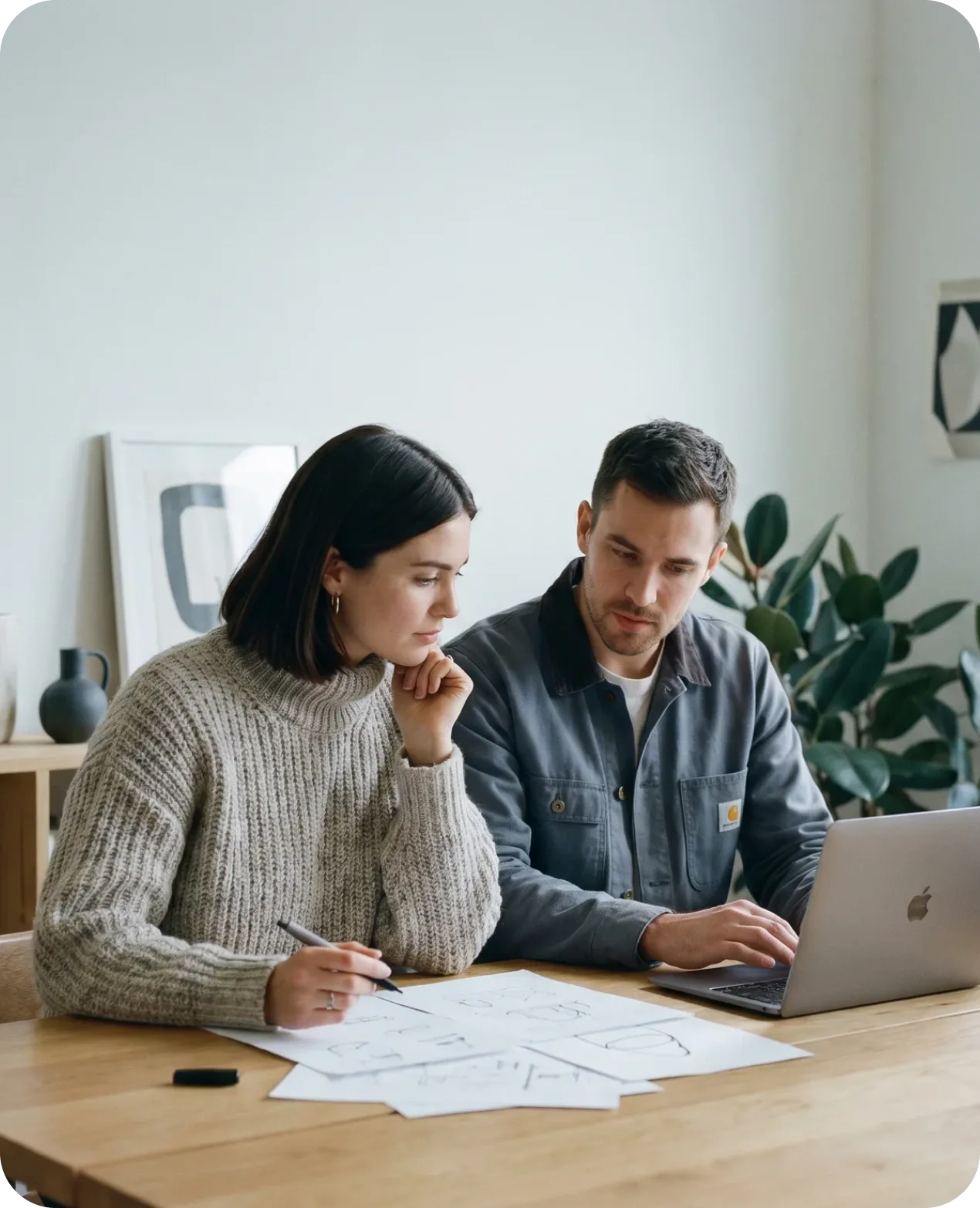 Manager che configurano i vantaggi della valutazione delle performance