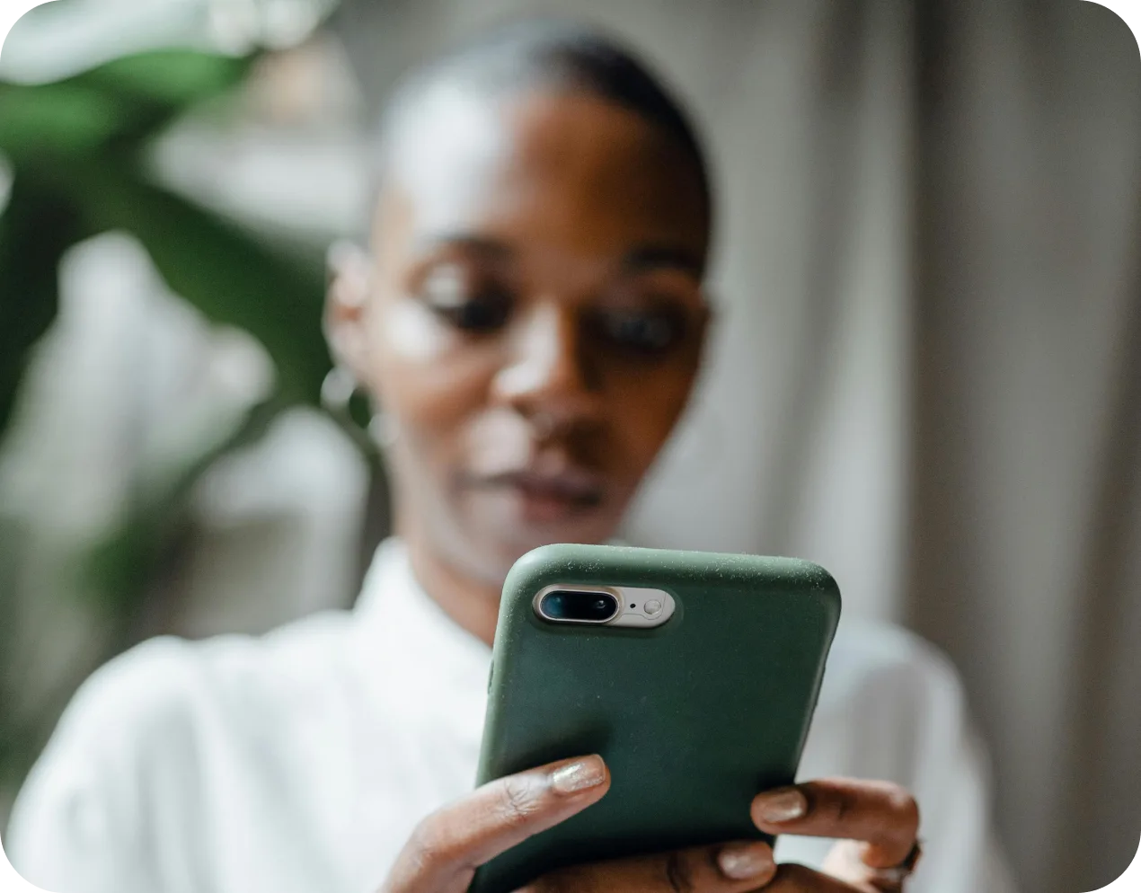 Dipendente che firma un documento dal cellulare