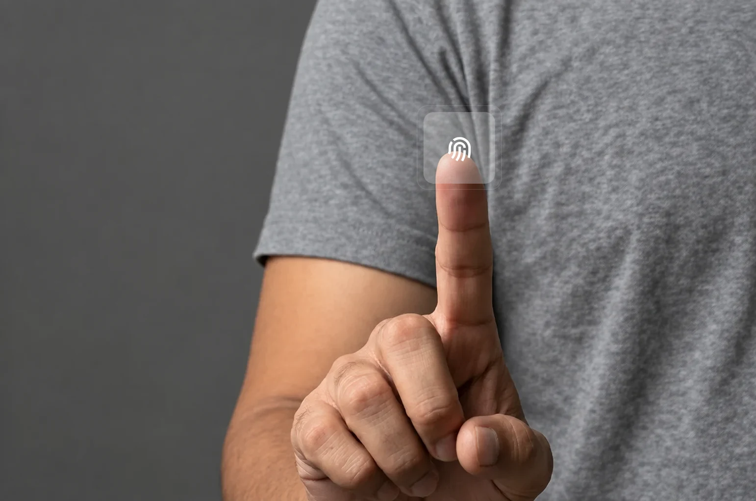 Persona che utilizza uno scanner biometrico di impronte digitali.