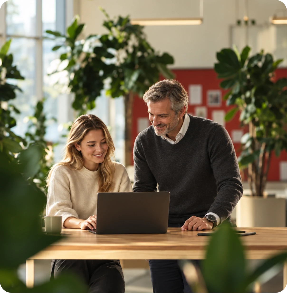 Due persone che lavorano con Sesame mentre l'IA consulta i dati e genera un documento