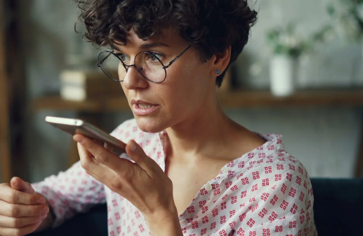 Dipendente che parla al cellulare in ufficio