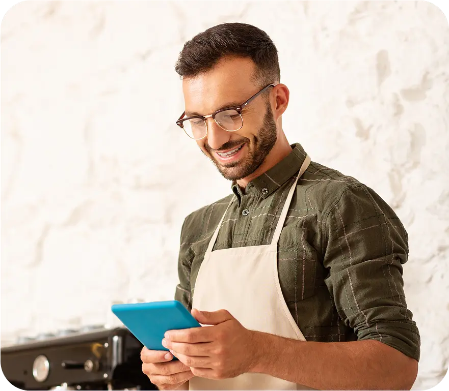 Cameriere che controlla i turni sul tablet