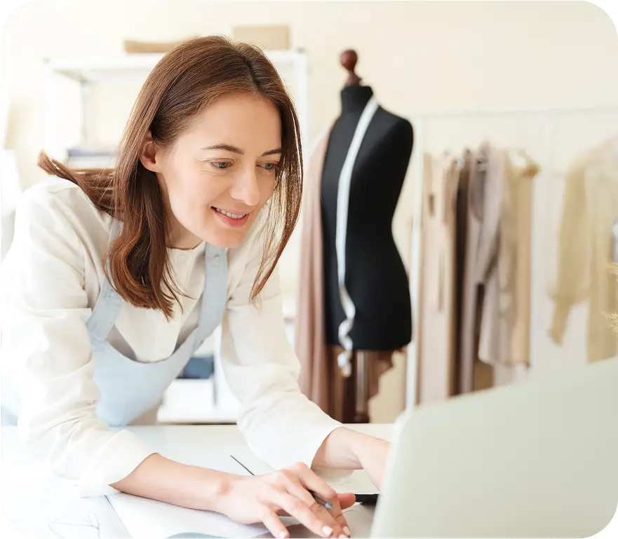 Commessa di un negozio di abbigliamento al computer
