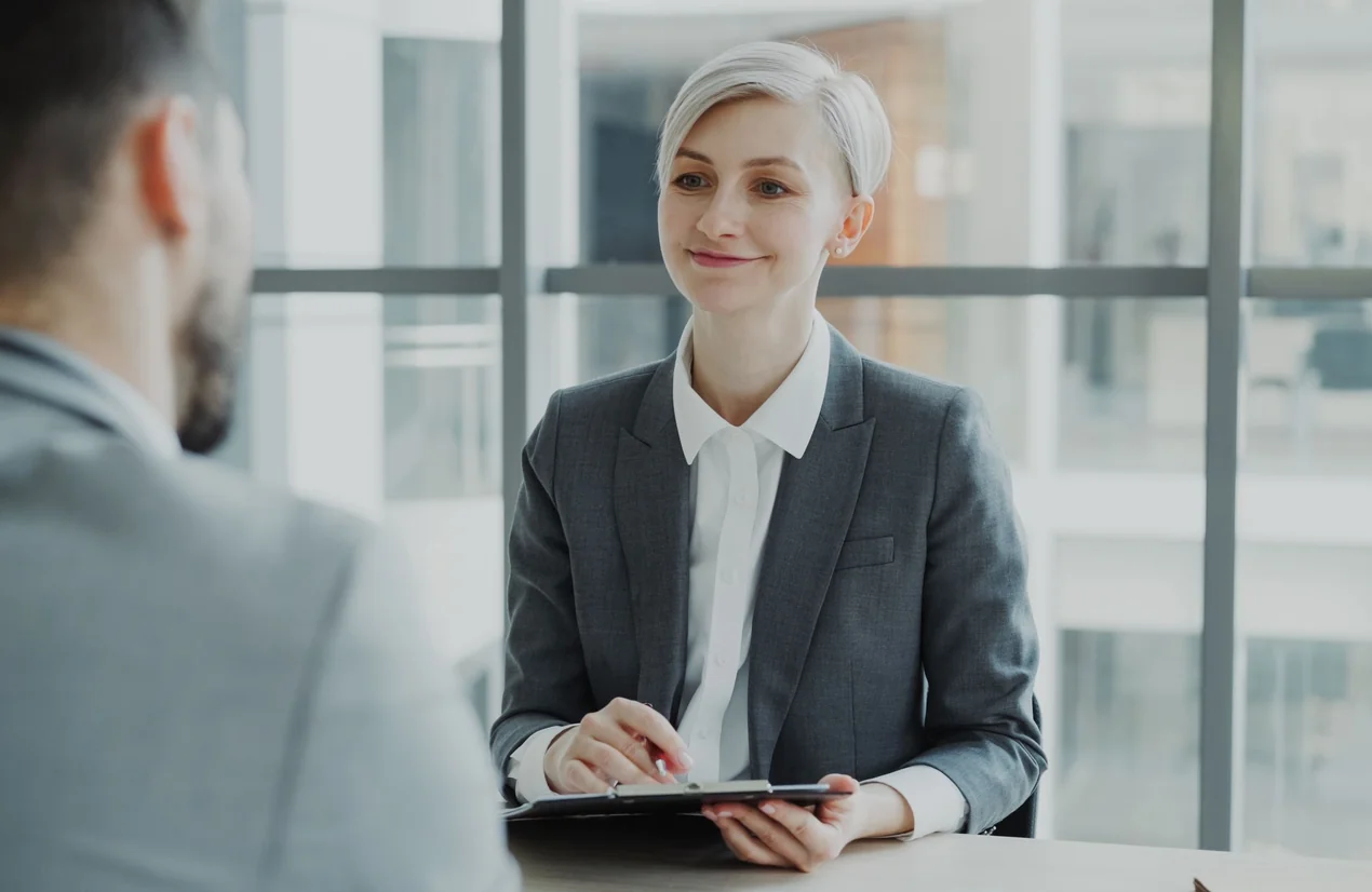 Una responsabile delle persone che parla con un collega in ufficio