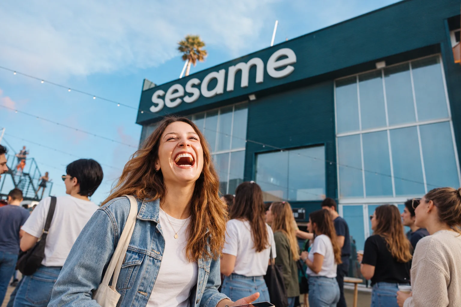 Una collega di Sesame che ride insieme al team davanti all'ufficio